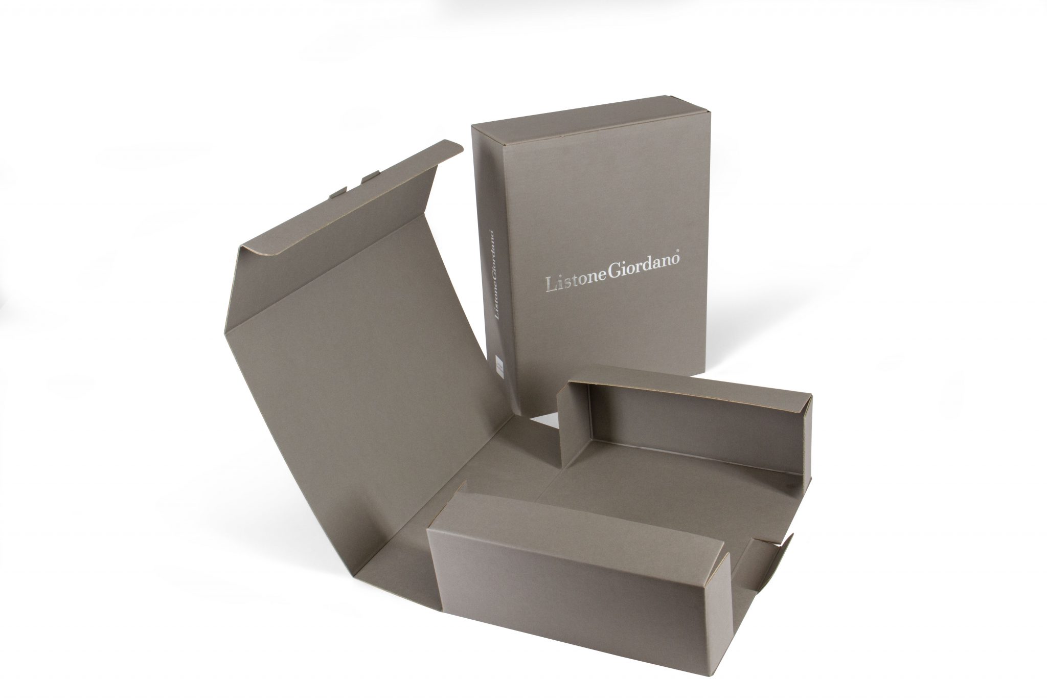 Self-mounting box coupled with Fedrigoni Sirio Pietra paper customized with hot print